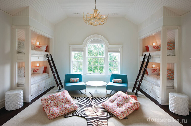 Расположенные зеркально детские двухъярусные кровати из натурального дерева в современной детской