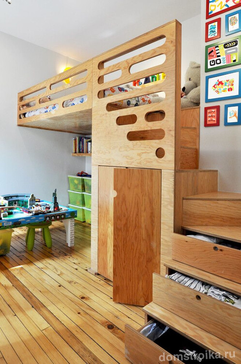 Оригинальная детская двухъярусная кровать с функциональными полками-ступеньками и смоделированным местом для игры