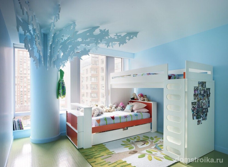 Колонна с декоративными ветвями и листьями – особенность этой детской комнаты с функциональной двухъярусной кроватью