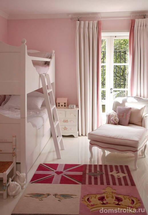 Комната для настоящих принцесс с резной двухъярусной кроватью, розово-белой отделкой, милыми кроликами из различного материала и другими тематическими мелочами