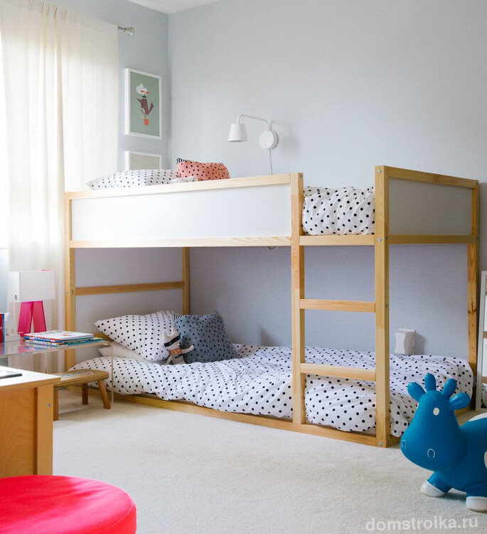 Нижний ярус кровати, находящийся на одном уровне с полом – идеальный выбор спального места для самого маленького члена семьи