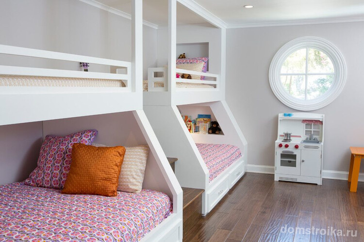Детская комната с двумя двухъярусными кроватями, разделенными ступеньками