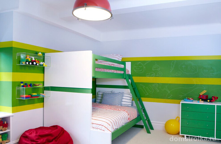 Стильная и современная комната для мальчиков с двухъярусной кроватью, оригинальными пластиковыми полками для игрушек и стенами, подходящими для рисования