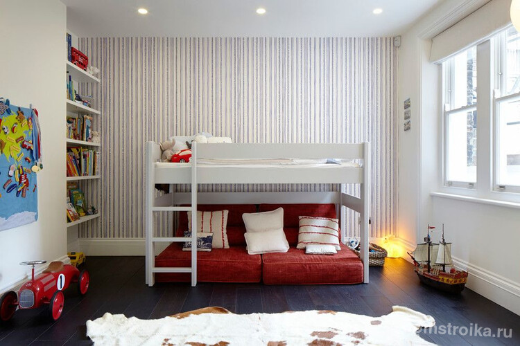 Двухъярусная кровать не обязательно подразумевает наличие двух спальных мест. Спальное место и зона для отдыха – вариант экономии пространства