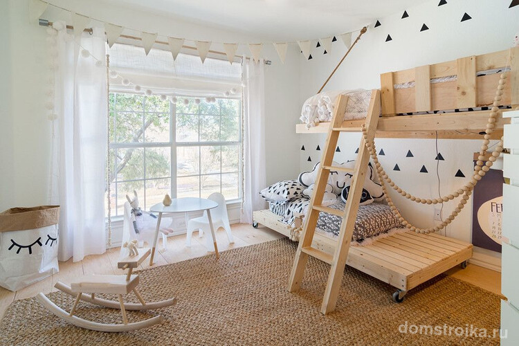 Дизайн детской спальни в скандинавском стиле с особенностью в виде передвижного нижнего яруса кровати