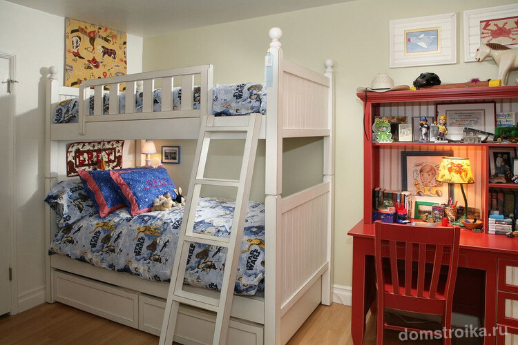 Светлая цветовая гамма детской спальни – отличный фон для заполнения яркими деталями. Рабочая зона кирпичного цвета – яркий тому пример, удачно оттеняющий белую двухъярусную кровать