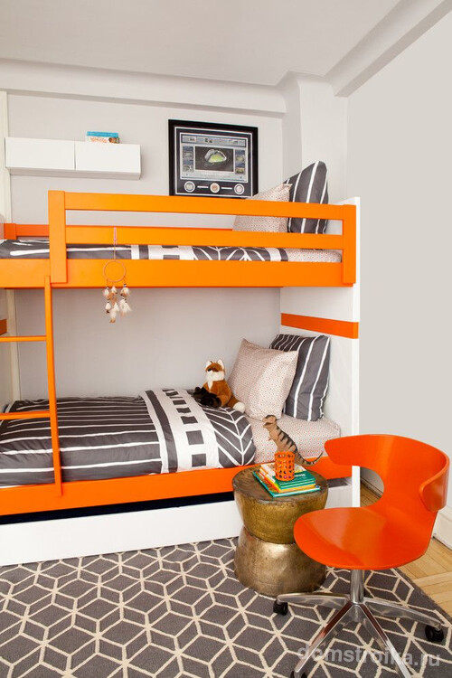 Графика в оформлении детской спальни с яркими акцентами. Оранжевая двухъярусная кровать, оранжевое анатомическое кресло и оранжевый стакан для канцелярских мелочей – акценты интерьера