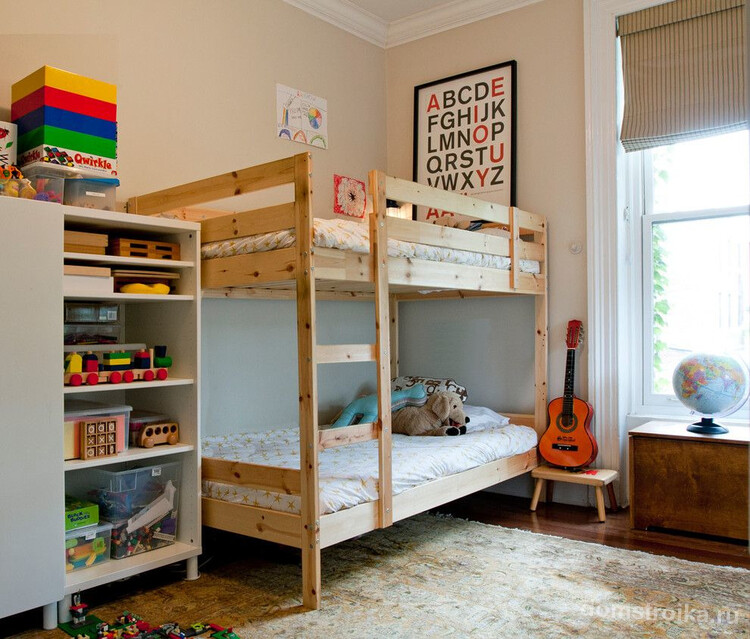 Детская двухъярусная кровать из натурального неокрашенного дерева, вместительный шкаф с множеством развивающих игр – это по-настоящему полезная комната для детей