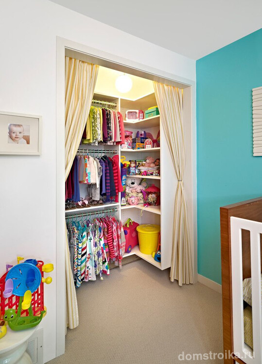 Шкаф-гардеробная в детской со шторками вместо дверей