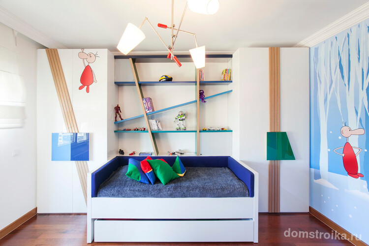 Симметричные детские шкафы для одежды и необычная система настенных полок
