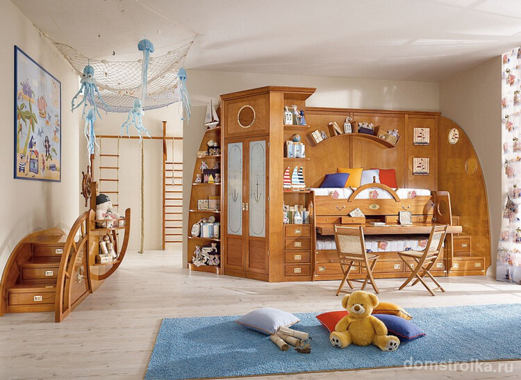 Шкаф и стенка из массива дерева в нейтральной голубой детской комнате