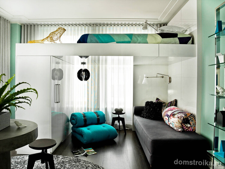 Благодаря кровати под потолком в вашей спальне или однокомнатной квартире станет намного просторней и появится место для гардероба