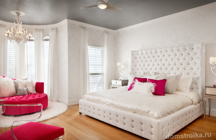 Гламурная комната в жемчужно-белых тонах с яркими аксессуарами цвета маджента