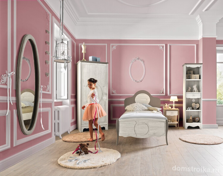 Зеркало - одна из основных деталей в комнате девочки