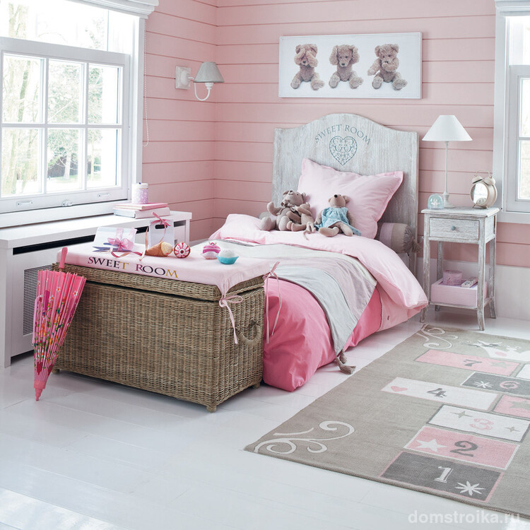 Нежно-розовая комната с английскими окнами, дающими хорошее естественное освещение