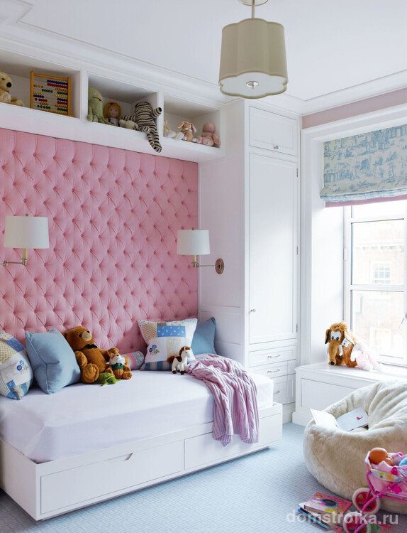 Комната для девочки с мягкой нежно розовой стеной