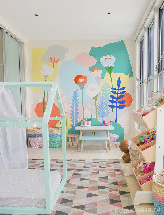 Любимый сад, изображенный на стене в маленькой детской спальне