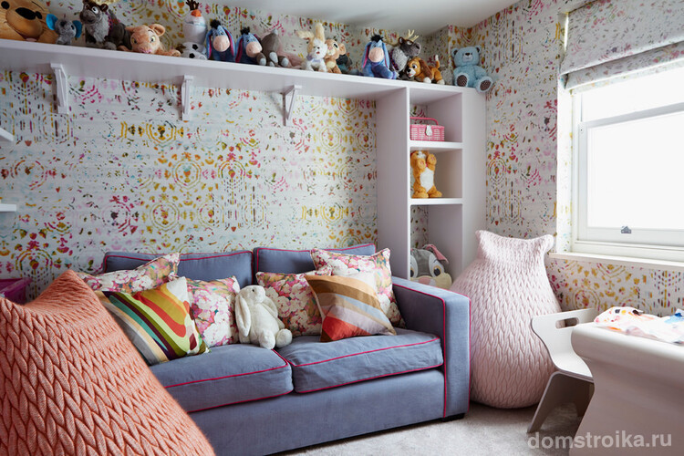 Стильная расцветка выкатного дивана на два сиденья (спальное место - одно)