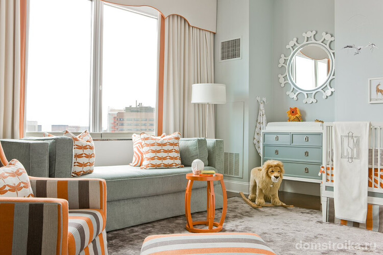 Нейтральный светло-серый диван на два места в комнате грудного ребенка, который пока спит в кроватке. Отличный, очень универсальный в плане будущего оформления комнаты, выбор "на вырост"