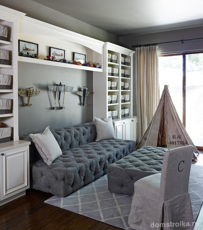 Стильный комплект: серый диван и пуфик для комнаты мальчика младшего школьного возраста
