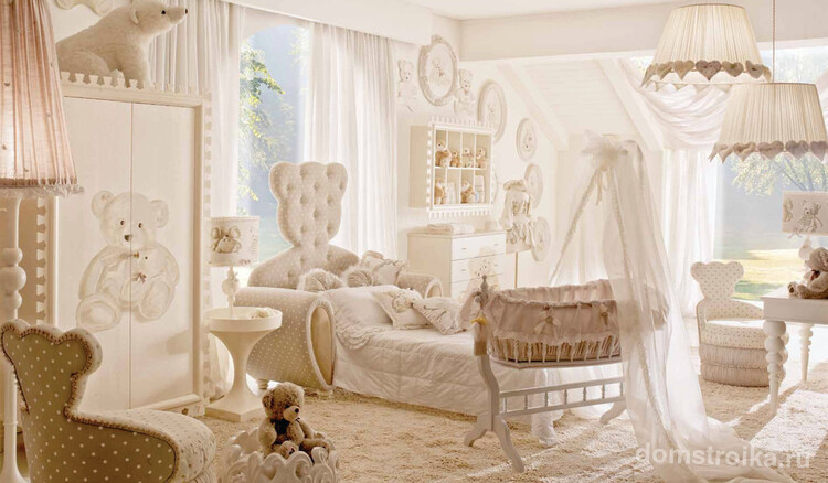 Детский диван-кровать с мягким изголовьем в форме мишки в комнате для девочек разного возраста