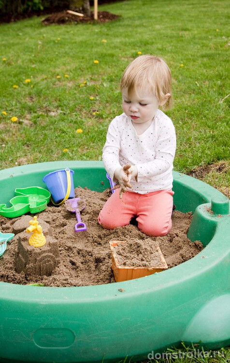 Благодаря переносной пластиковой песочнице ваш ребенок всегда будет под присмотром