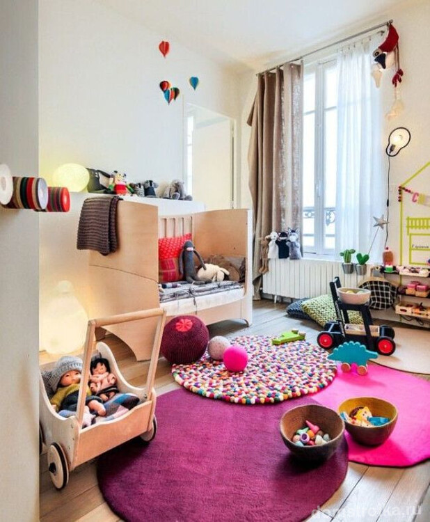 В игровой комнате можно расположить несколько маленьких ковриков, чтобы малыш мог перемещать их по своему усмотрению