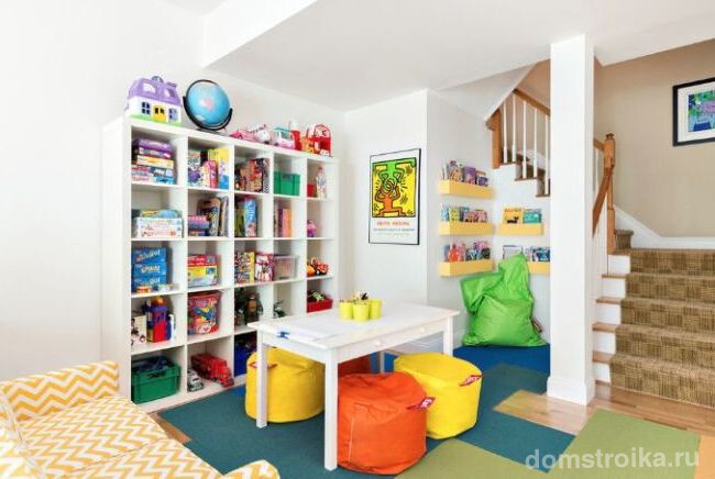 Даже при белых стенах яркие игрушки создадут в комнате радужное настроение
