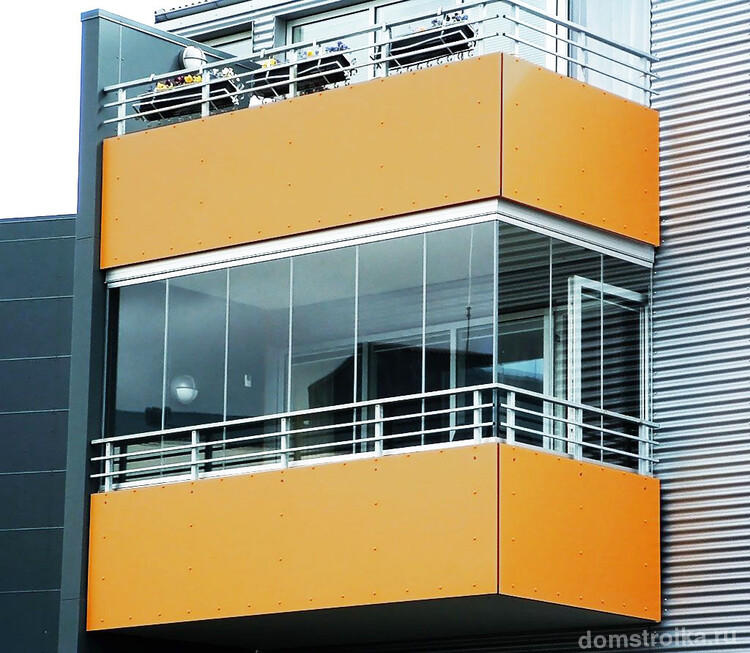 Стильный и современный балкон с остеклением алюминиевым профилем