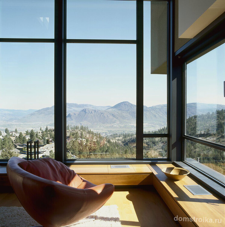 Панорамное окно с прекрасным видом на горы