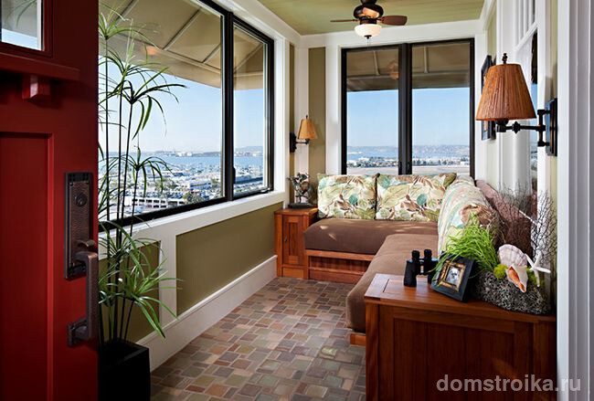 Даже очень маленький балкон можно обустроить мягкой мебелью и создать удивительной красоты место для отдыха