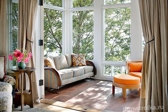 Современный интерьер оформления балкона совмещает в себе гостеприимность и теплоту пространства