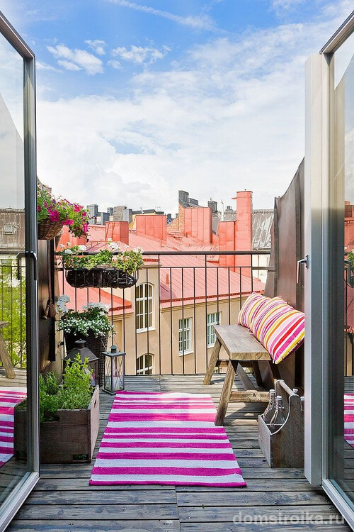 Балкон может служить местом для отдыха и релаксации, если в него поставит скамейку с яркими и мягкими подушками