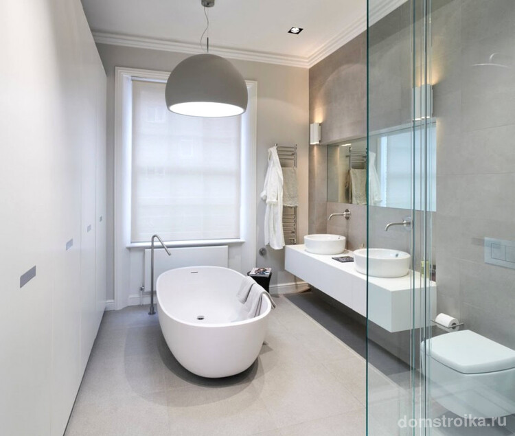 Просторная современная ванная комната в стиле контемпорари в белом цвете