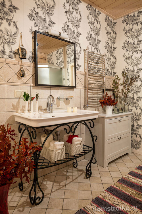 Мебель с кованными элементами в интерьере ванной комнаты стиля прованс