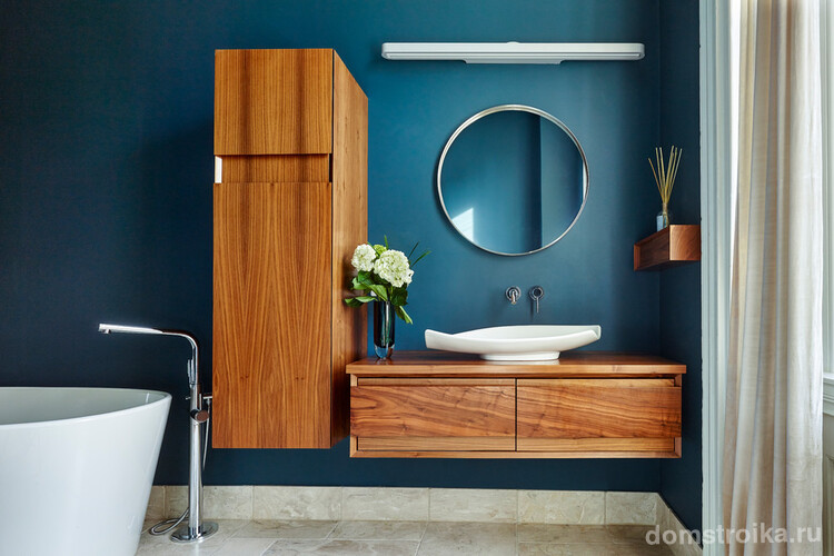 Темно-синий цвет в оформлении ванной комнаты