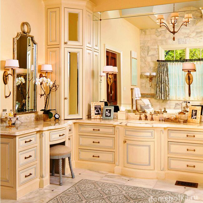 Ванная комната превращается в настоящую мастерскую красоты с таким угловым шкафом со множеством ящичков