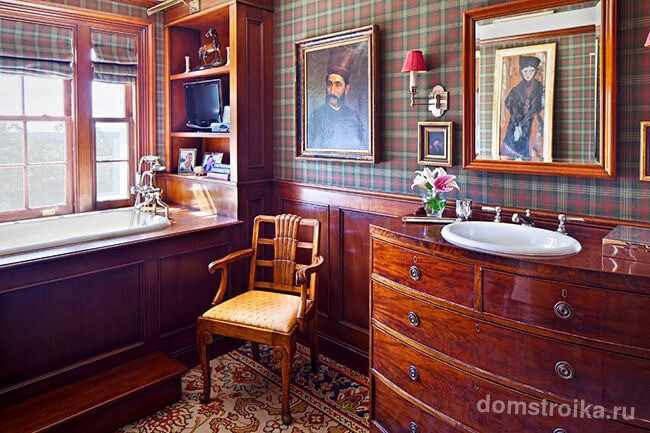 Деревянный напольный шкаф в ванной – это экологически чистый предмет быта, который будет надёжно сохранять все вещи хозяина
