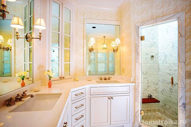 В ванной комнате с угловым встроенным шкафчиком будет намного приятнее проводить время: уют, красота, порядок