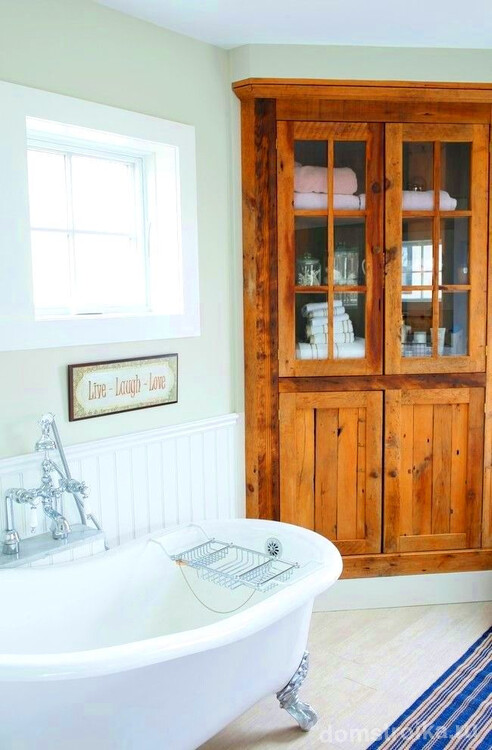 Шкаф-пенал из дерева – красивая деталь для ванной комнаты, в которую можно сложить все необходимые вещи