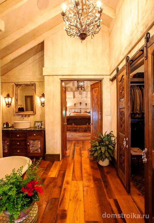Любители деревенского стиля оценят шкаф-гардероб из тёмного дерева, который в сочетании с изящными деталями интерьера ванной комнаты подчеркивает вкус хозяина