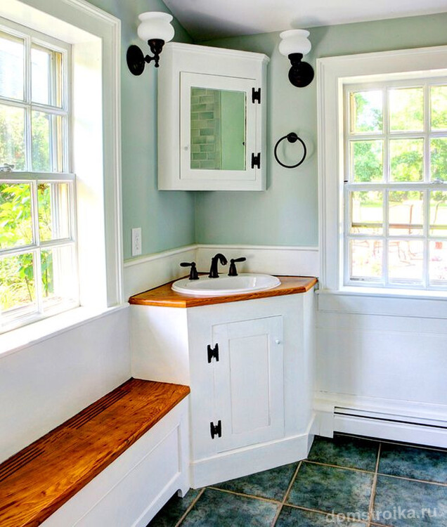 «Маленький, да удаленький» шкафчик с зеркалом в ванной не занимает много места, однако практичен и удобен в использовании