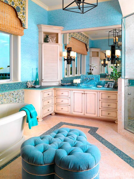 Белая мебель красиво оттеняет яркие цвета интерьера, поэтому белые угловые шкафчики отлично впишутся в дизайн ванной комнаты с бирюзовыми стенами