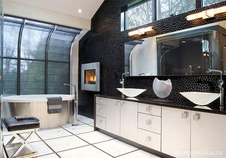Фото 1 - Сочетание белой плитки на полу и стены с черными декоративными камнями
