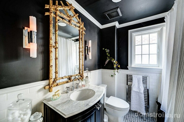 Фото 5 - Зеркало золотого цвета выгодно смотрится в черно-белой ванной