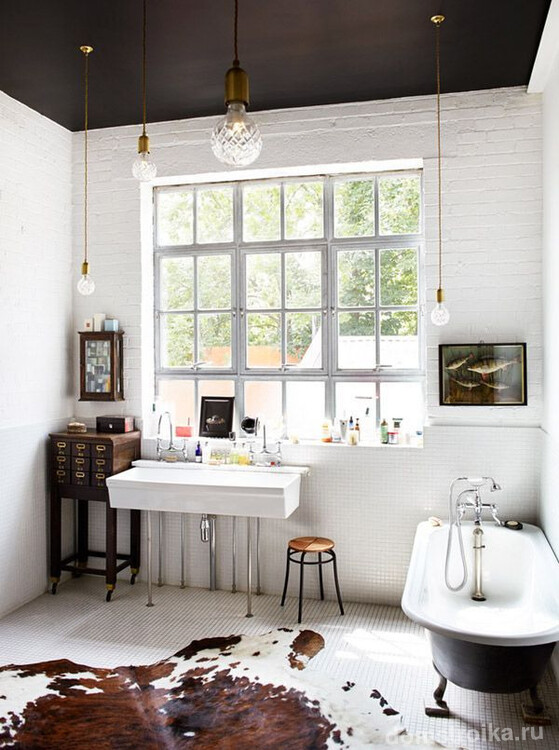 Фото 12 - Белые стены и черный потолок в ванной комнате