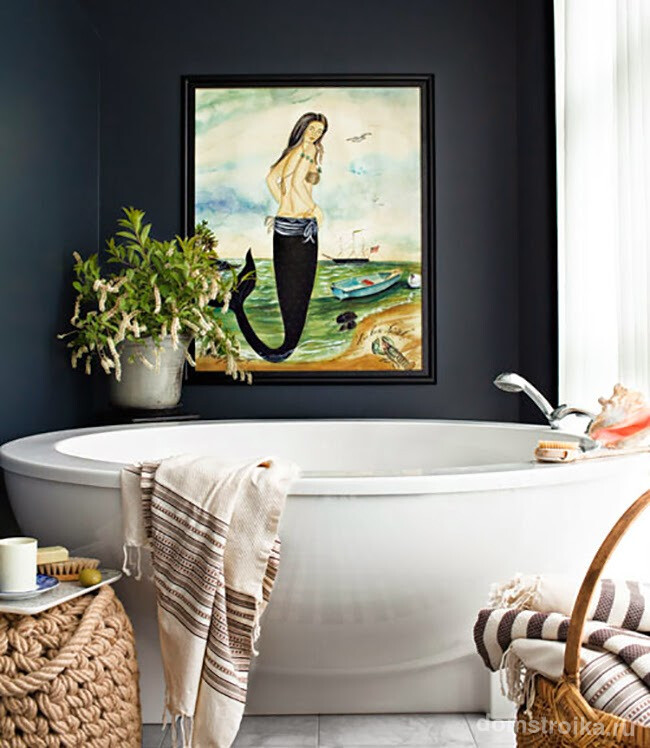 Фото 16 - Разбавляем черно-белую ванную красочной картиной