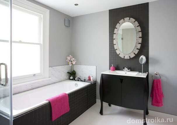 Фото 28 - Блестящий элемент декора черно-белой ванной - зеркало в серебренной рамке