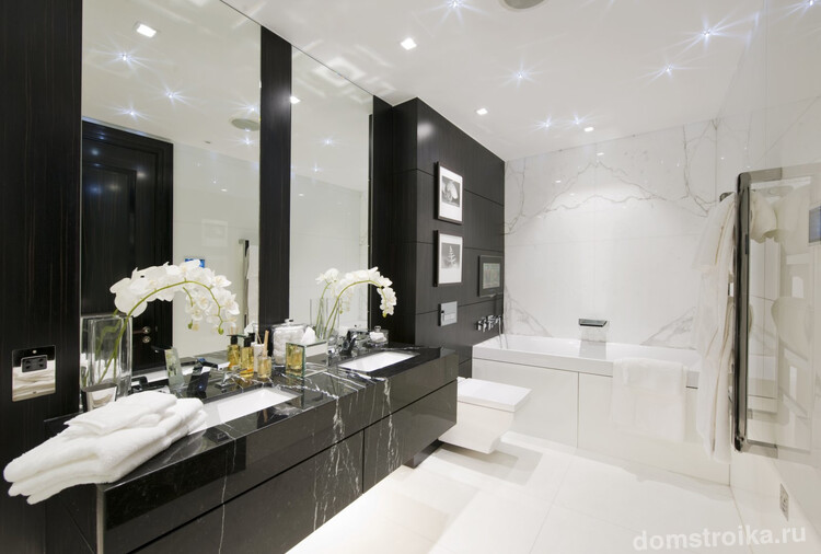 Фото 21 - Очень важную роль в черно-белой ванной имеет освещение, чем его больше, тем эффектней выглядит весь дизайн