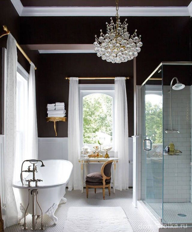 Фото 26 - Классическая хрустальная люстра выгодно акцентируется на черном фоне ванной